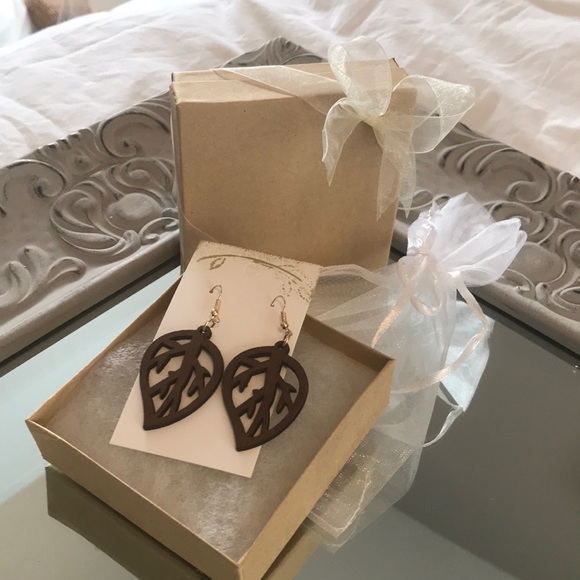 Wooden leaf earrings. - Picture 3 of 4